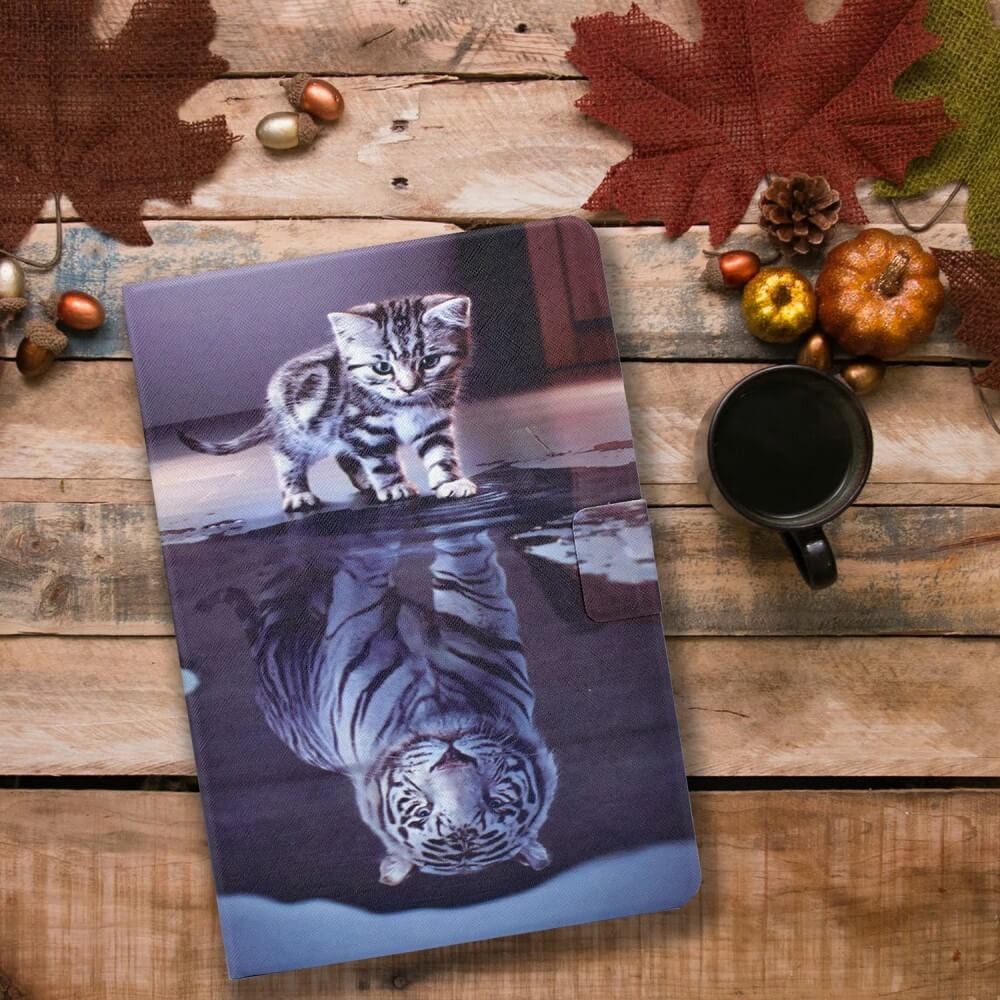 Ein Kindle Paperwhite 2024 Etui mit stilvollem Motiv von Cover-Discount neben herbstlicher Deko und Kaffee auf einem Holztisch - die perfekte Inspiration für dein nächstes Leseabenteuer.