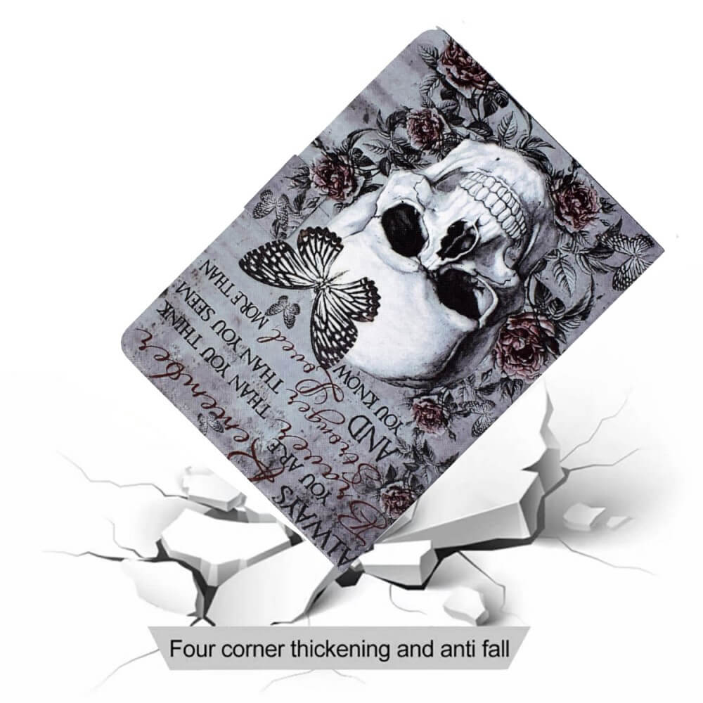Ein Kindle Paperwhite 2024 Etui mit stilvollem Skull & Butterfly-Motiv von Cover-Discount landet auf einer rissigen Fläche. Mit vierfacher Eckverstärkung und Anti-Fall bietet es Rundumschutz für Ihr Gerät.