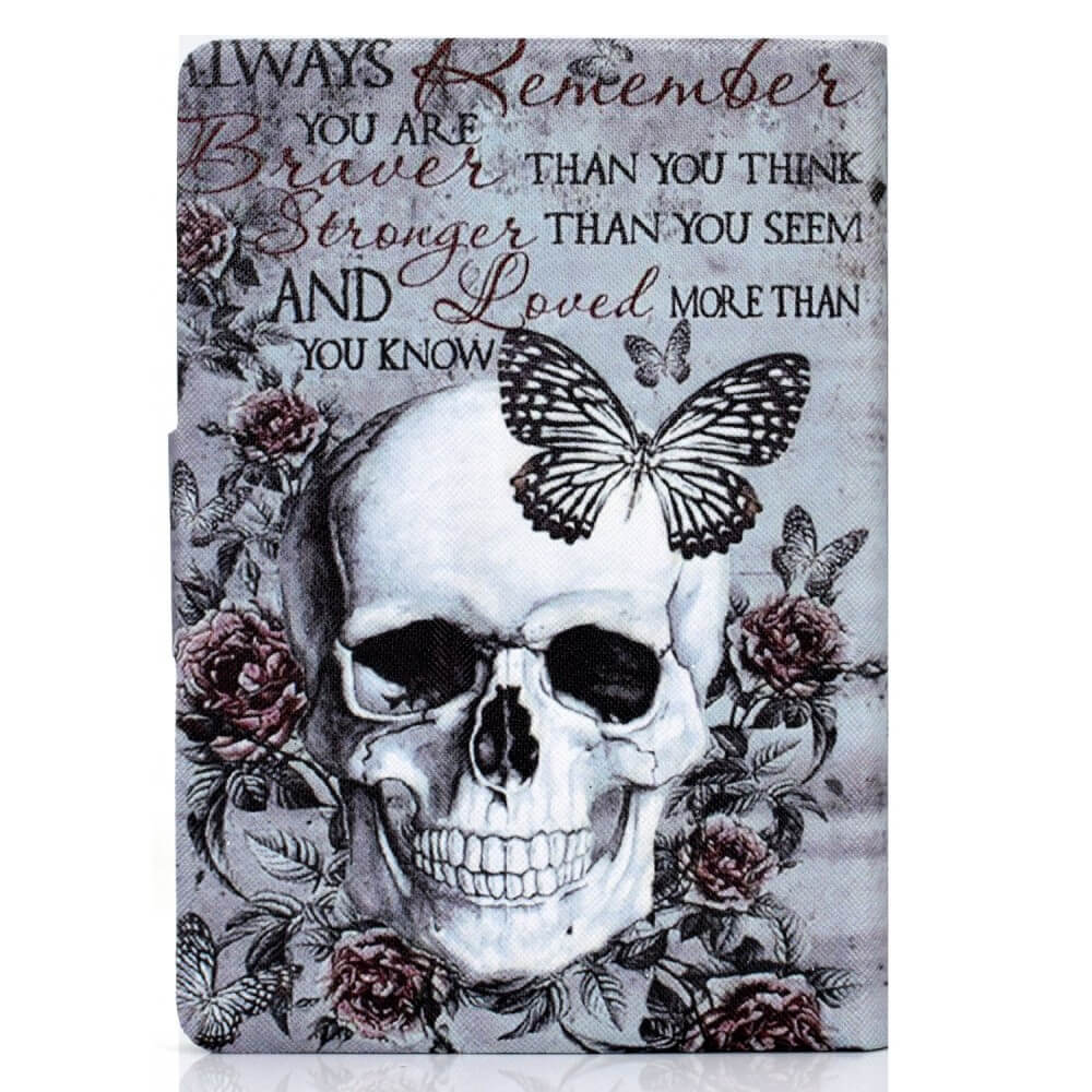Das "Kindle Paperwhite 2024 - Etui mit stilvollem Motiv" von Cover-Discount zeigt einen Totenkopf mit Schmetterlingen und Rosen sowie ein inspirierendes Zitat, bietet kreativen Rundumschutz und ein praktisches Kartenfach.