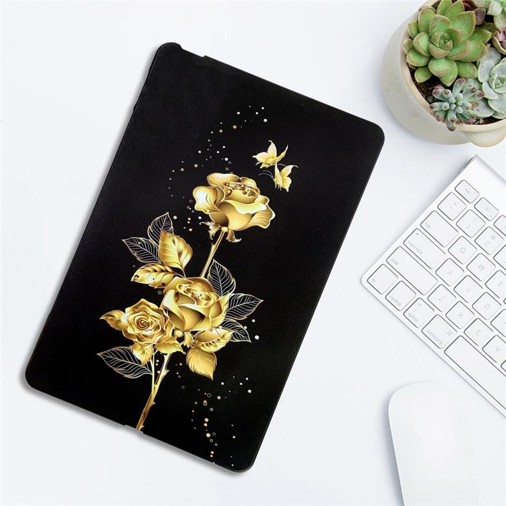 Die Cover-Discount Kindle Paperwhite 2024 - Schutzhülle TPU mit Motiv zeigt goldene Rosen und einen Schmetterling, liegt auf einem Schreibtisch neben Tastatur und Sukkulenten und bietet flexiblen Rundumschutz für Ihren E-Reader.
