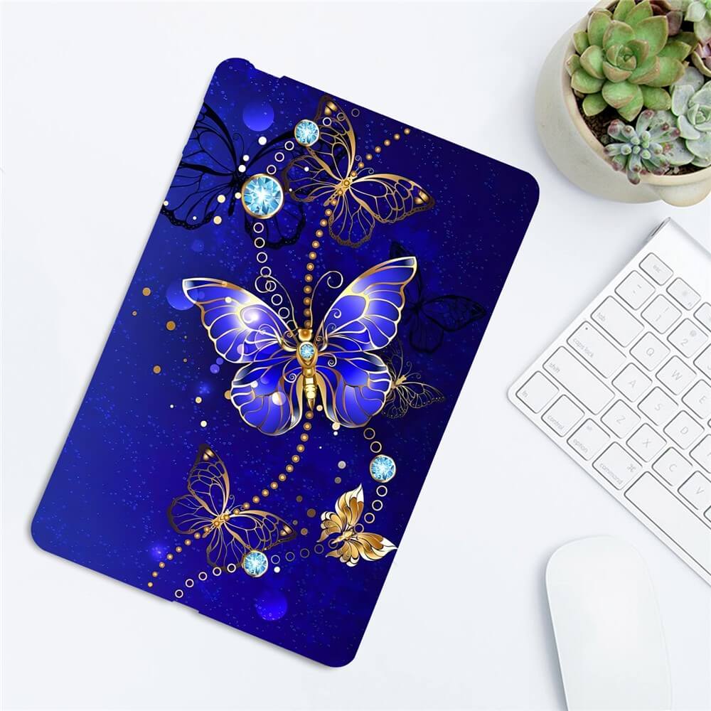 Ein blaues Mauspad mit goldenen und blauen Schmetterlingen neben einer Tastatur, einer Maus und einer getopften Sukkulente - perfekt, um mit Ihrem Cover-Discount Kindle Paperwhite 2024 - Schutzhülle TPU mit Motiv für eine stilvolle Schreibtischeinrichtung zu kombinieren.