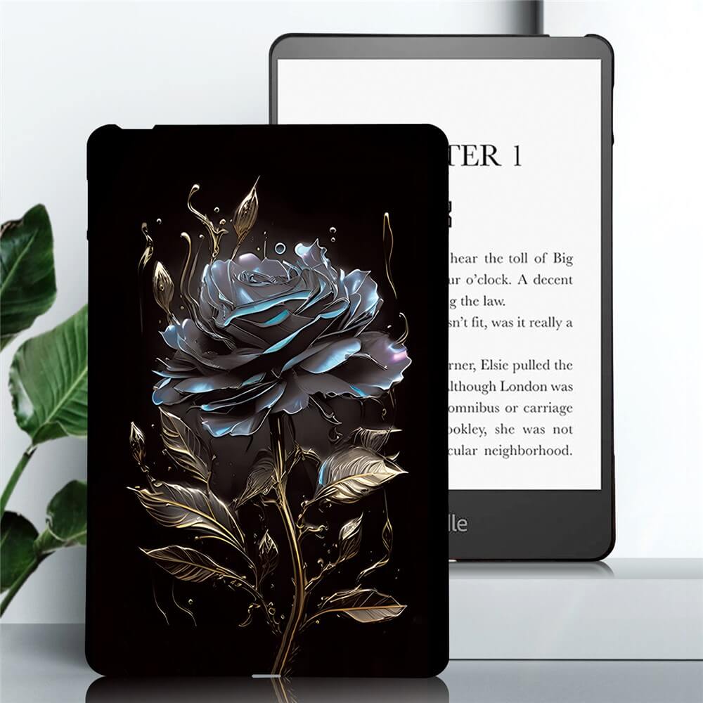 Der Kindle Paperwhite 2024, geschützt durch eine Cover-Discount Schutzhülle TPU mit blau-goldenem Rosen-Motiv, bietet flexiblen Rundumschutz bei gleichzeitiger Textdarstellung auf dem E-Reader-Bildschirm.