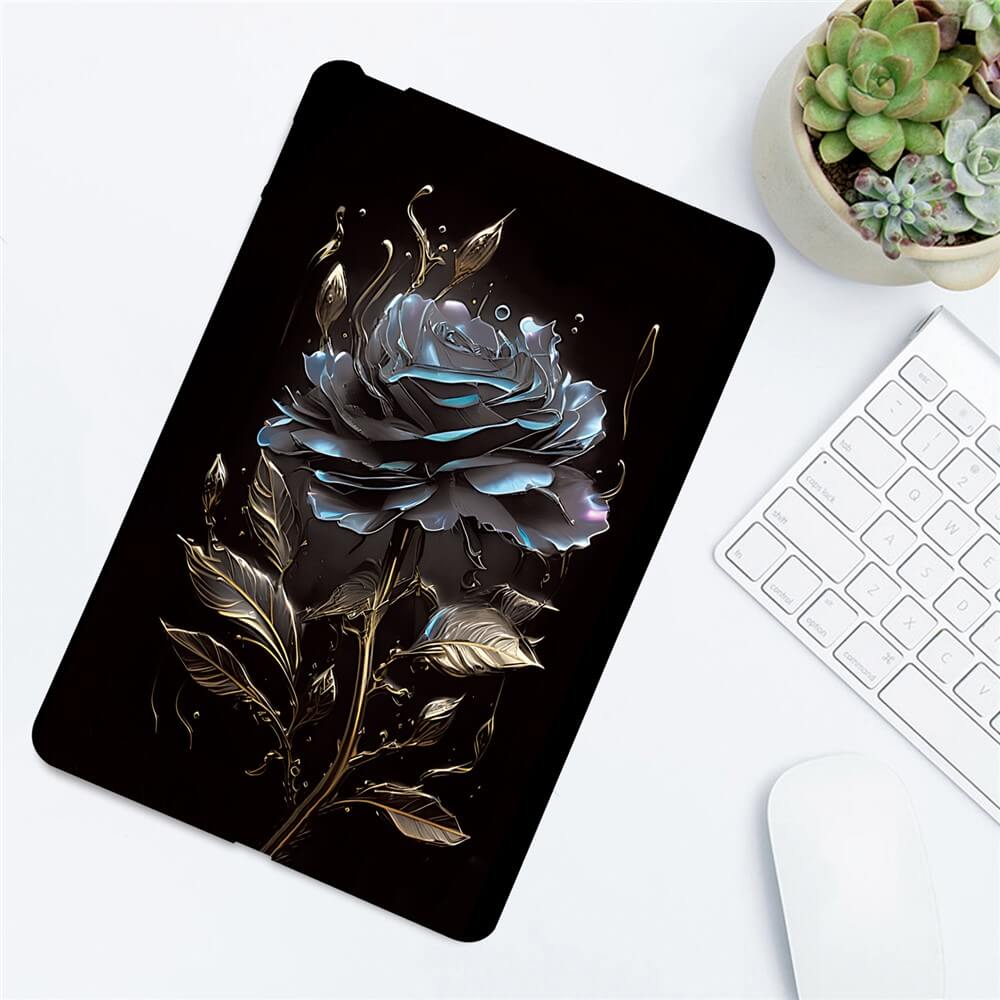 Ein Kindle Paperwhite 2024 in einer blau- und goldfarbenen TPU-Schutzhülle von Cover-Discount ruht auf einem Schreibtisch mit Tastatur, Maus und getopften Sukkulenten.