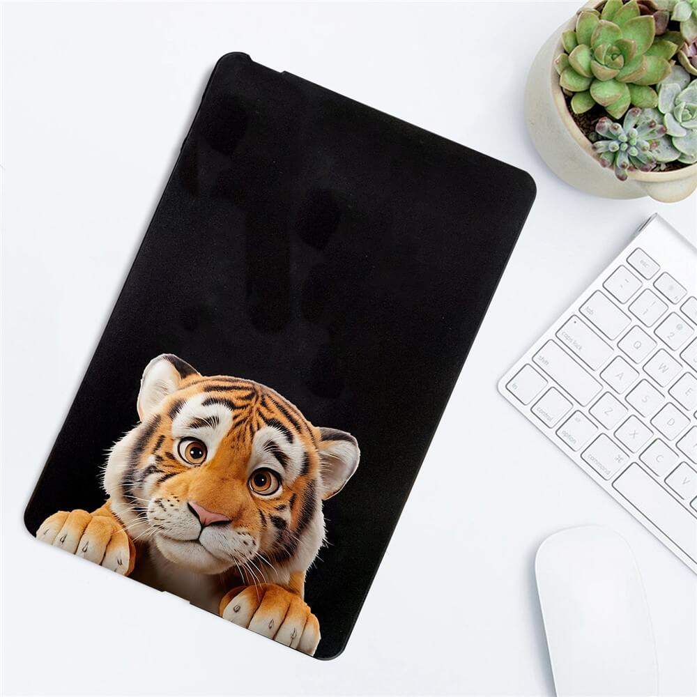 Ein niedlicher Cartoon-Tiger ziert die Cover-Discount Kindle Paperwhite 2024 - Schutzhülle TPU mit Motiv, zu sehen neben einer Tastatur und Pflanzen. Genießen Sie flexiblen Rundumschutz und bringen Sie gleichzeitig spielerischen Stil in Ihren Arbeitsbereich.