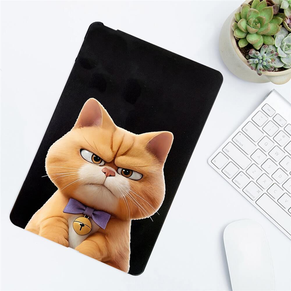 Eine Schutzhülle mit einer grummeligen orangefarbenen Katze mit Fliege, ideal zum Kombinieren mit Ihrem Cover-Discount Kindle Paperwhite 2024 - Schutzhülle TPU mit Motiv für einen koordinierten Schreibtischstil.