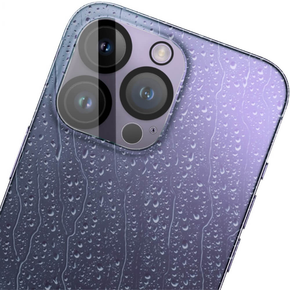 Nahaufnahme der Imak IMAK Panzerglas Kamera fĂźr das iPhone 16 Pro / 16 Pro Max in Lila, mit dreifacher Kameralinse mit Wassertropfen und einer oleophoben Beschichtung fĂźr verbesserten Schutz.