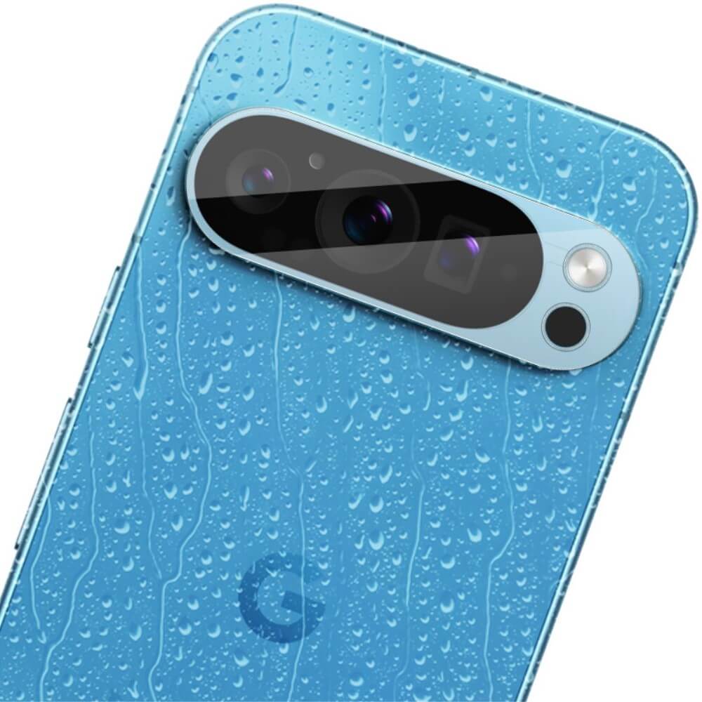 Nahaufnahme eines blauen Google Pixel 9 Pro XL mit Wassertropfen, das sein Kameramodul zeigt, das durch die IMAK 2 Stk. Panzerglas Kamera von Imak geschützt ist.