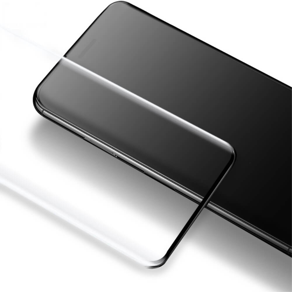Ein Imak OPPO Reno12 5G - IMAK Panzerglas Display-Displayschutz wird vor einem weißen Hintergrund sorgfältig auf das Smartphone aufgebracht.
