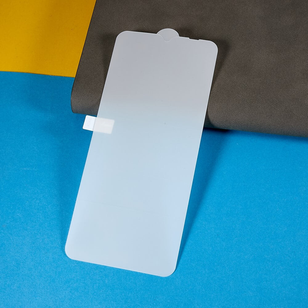 Die Cover-Discount Galaxy A16 - Display Schutzfolie PET ist ein klarer, kratzfester Displayschutz für Ihr Smartphone, dargestellt auf blauem, gelbem und grauem Hintergrund.