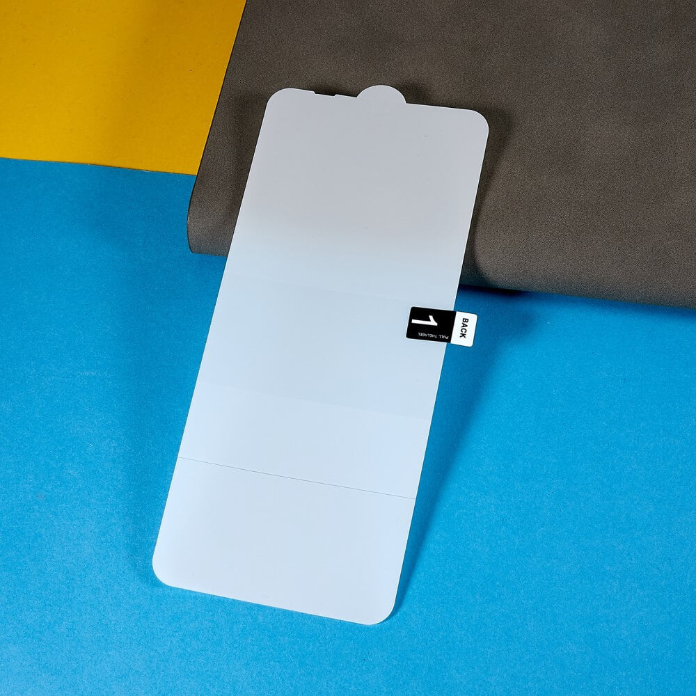 Die Galaxy A16 - Display Schutzfolie PET von Cover-Discount liegt auf einer blau-grauen Fläche mit gelber Ecke – die ideale, kratzfeste und ultradünne Displayschutzfolie für Ihr Smartphone.