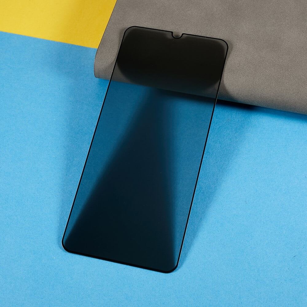 Die Cover-Discount Galaxy A16 Panzerglas Display Privacy Anti-Spy Displayschutzfolie (schwarz) ist auf einem blau-gelben Hintergrund mit grauer Oberfläche abgebildet.