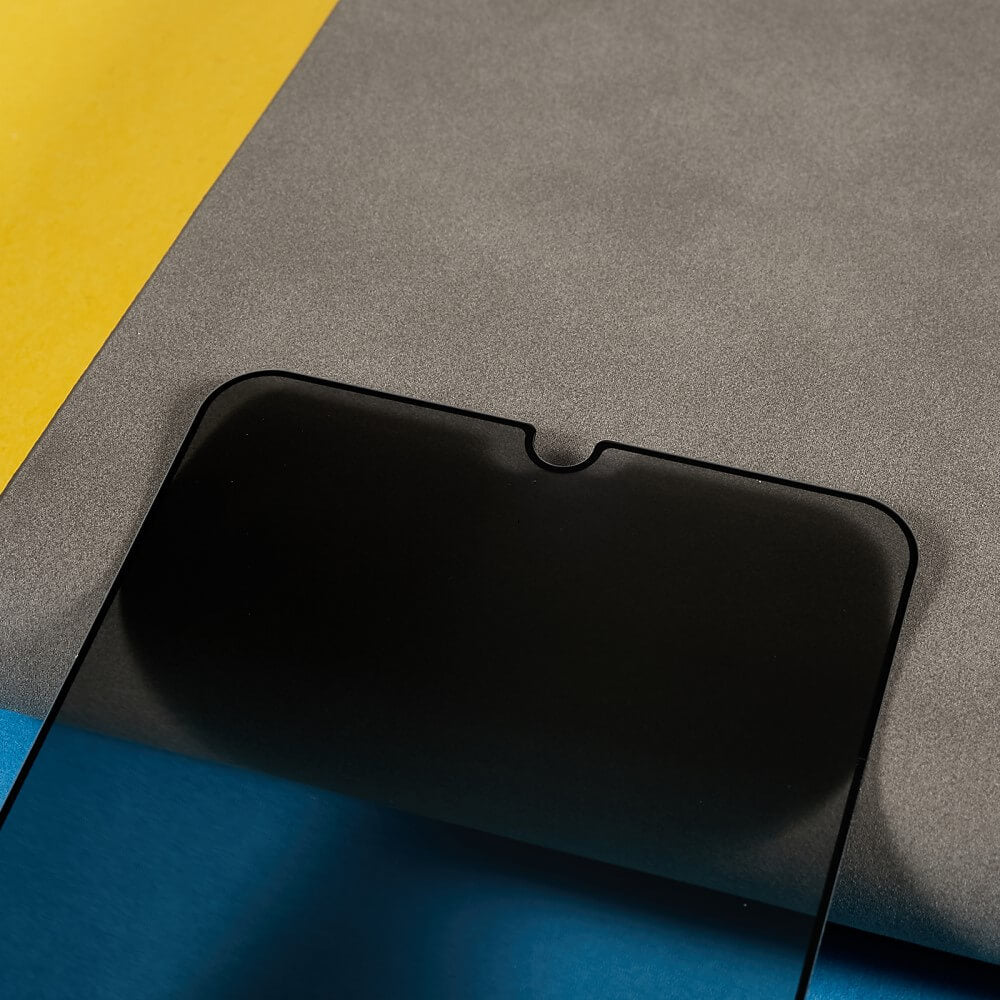 Eine Nahaufnahme des Displayschutzes Cover-Discount Galaxy A16 – Panzerglas Display Privacy Anti-Spy auf grauem, gelbem und blauem Hintergrund.
