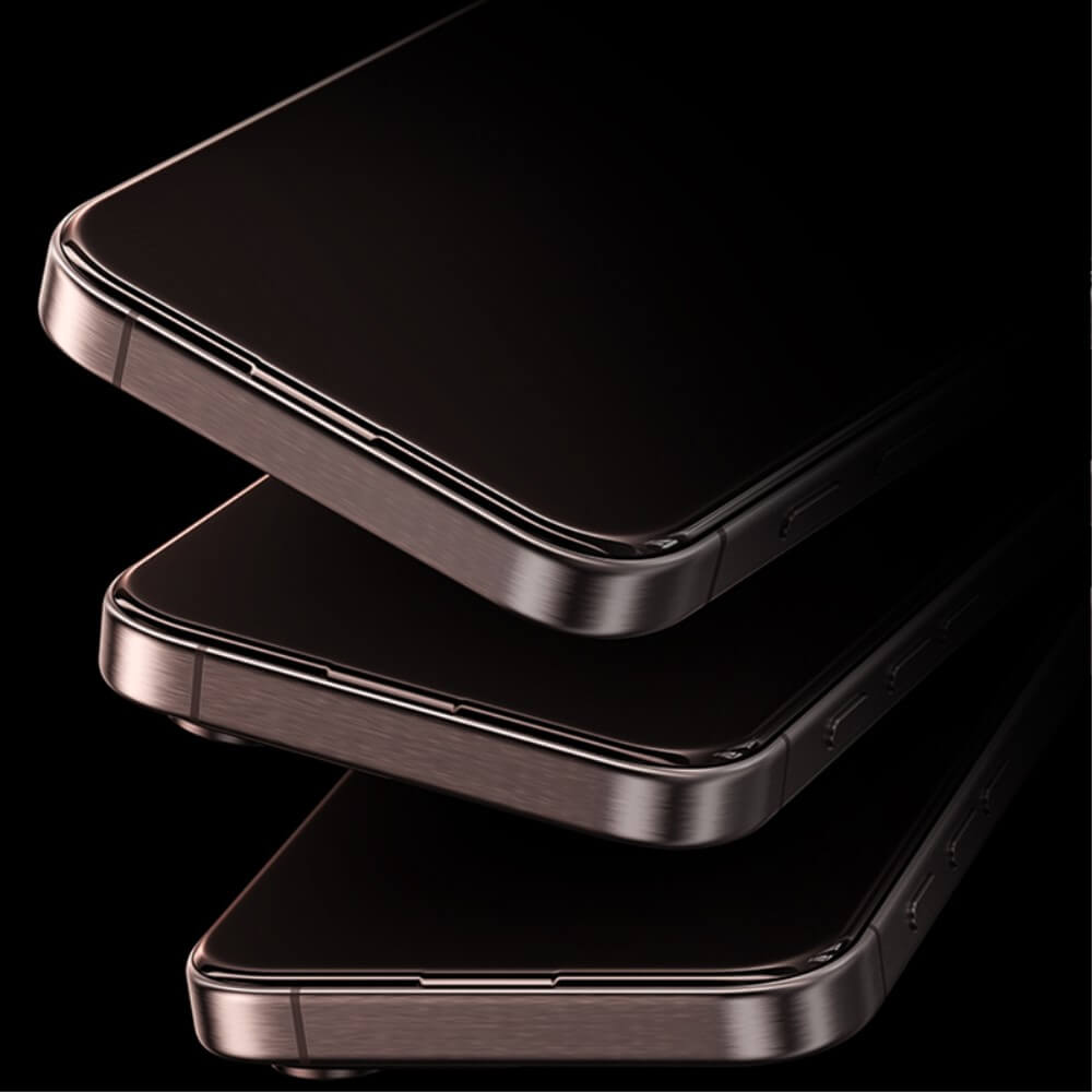 Drei elegante iPhones (16/15/14 Pro) von Cover-Discount mit metallischen Kanten sind diagonal auf einem schwarzen Hintergrund gestapelt, um ihren Panzerglas Display Privacy Anti-Spy-Schutz hervorzuheben.