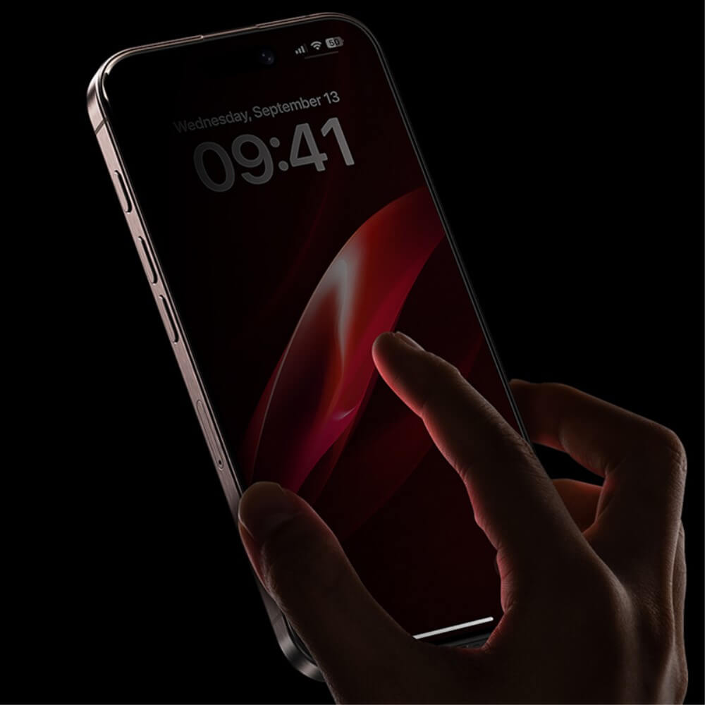 Eine Hand berührt ein iPhone 16/15/14 Pro mit der Anzeige 09:41 und Mittwoch, 13. September, geschützt durch das Cover-Discount iPhone 16/15/14 Pro – Panzerglas Display Privacy Anti-Spy.