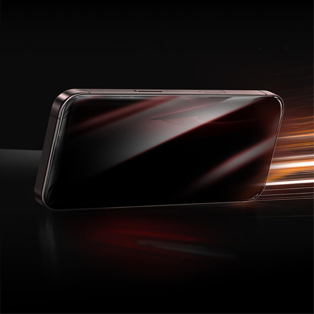 Das Cover-Discount iPhone 16/15/14 Pro verfügt über ein Panzerglas Privacy Anti-Spy-Display für höchsten Schutz, hier in elegantem Schwarz mit dynamischen roten und orangefarbenen Lichtstreifen, die Geschwindigkeit vermitteln.