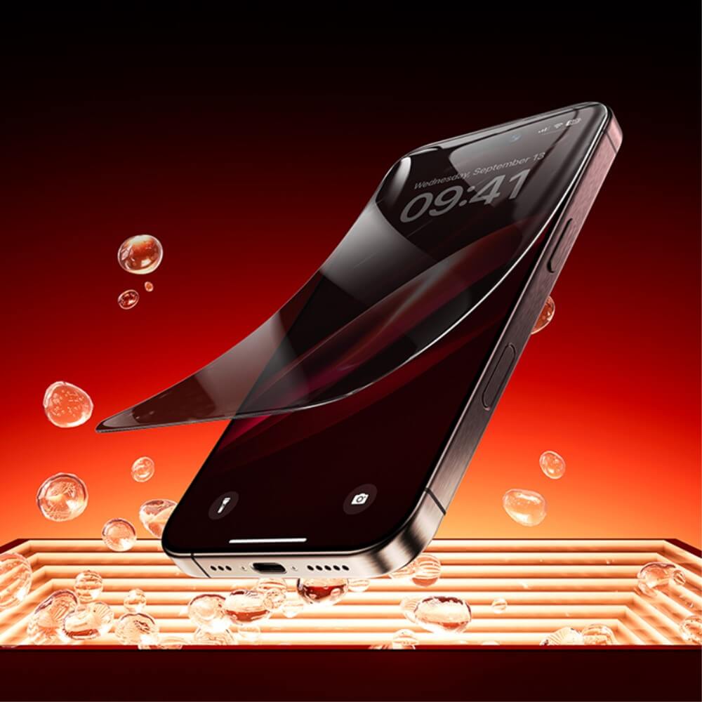 Ein Panzerglas Display Privacy Anti-Spy-Displayschutz von Cover-Discount für das iPhone 16/15/14 Pro lässt sich inmitten von Wassertropfen auf einem roten Farbverlaufshintergrund abziehen.