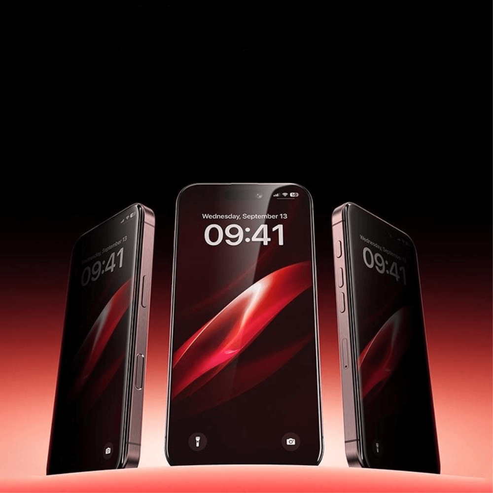 Drei iPhone 16 Pro-Smartphones mit dunklem Bildschirm und rotem Wellendesign präsentieren den Panzerglas Display Privacy Anti-Spy-Schutz von Cover-Discount und stehen aufrecht auf einem roten Hintergrund mit Farbverlauf für Stil und Sicherheit.
