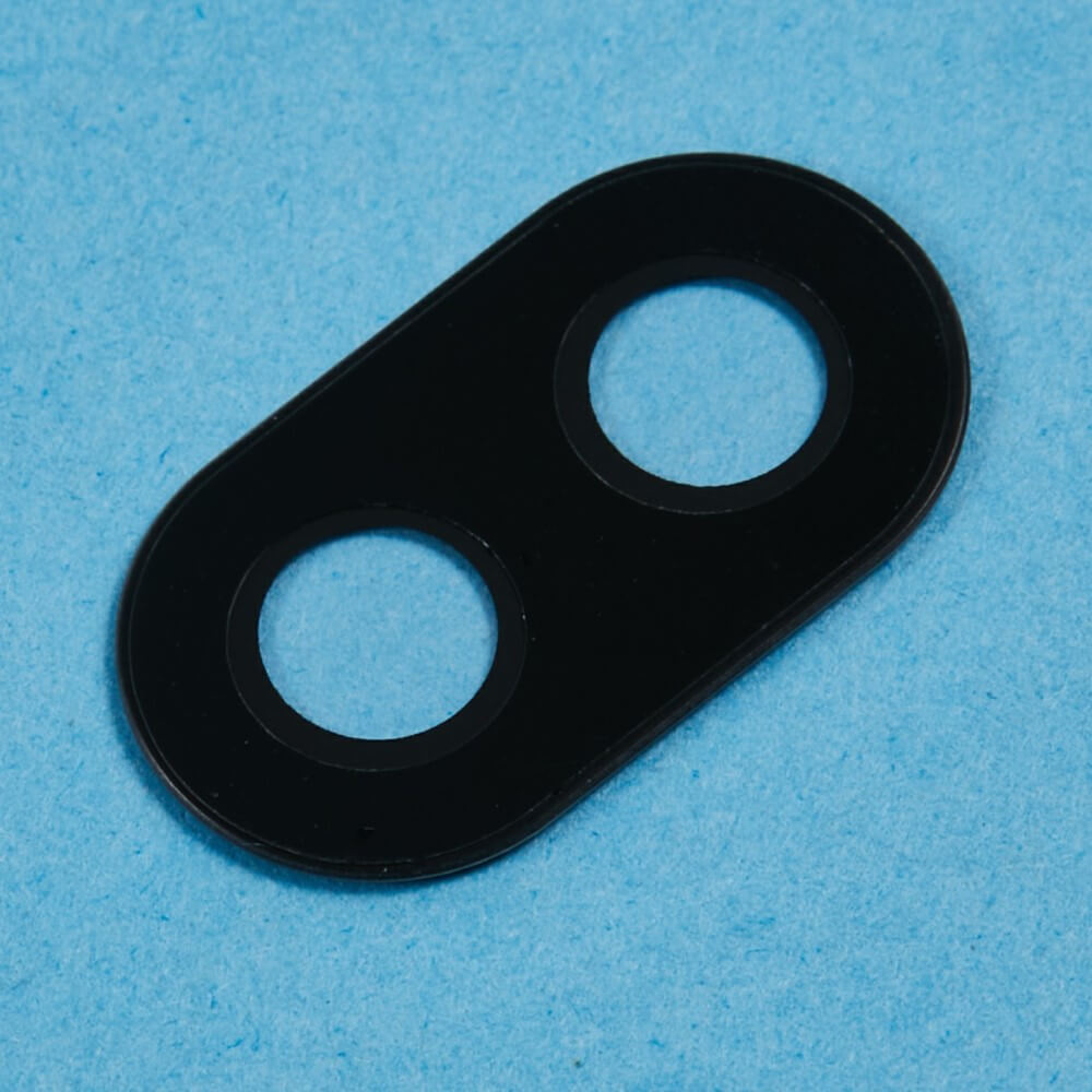 Black oval Cover-Discount Panzerglas Kamera-Schutz mit zwei Aussparungen für Google Pixel 9a, auf blauem strukturierten Hintergrund.