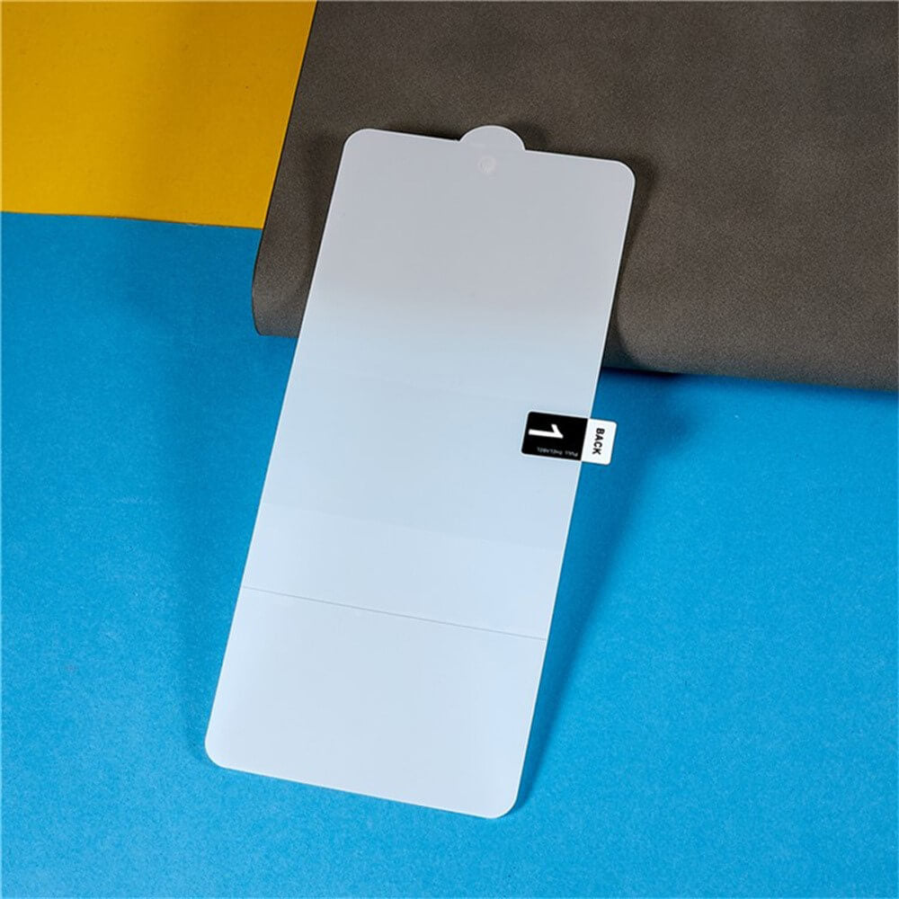 Die Cover-Discount OPPO Find X8 Pro Display-Schutzfolie PET ist eine transparente Displayschutzfolie für Mobiltelefone mit einer abziehbaren Lasche, die auf blauem, gelbem und grauem Hintergrund dargestellt ist.
