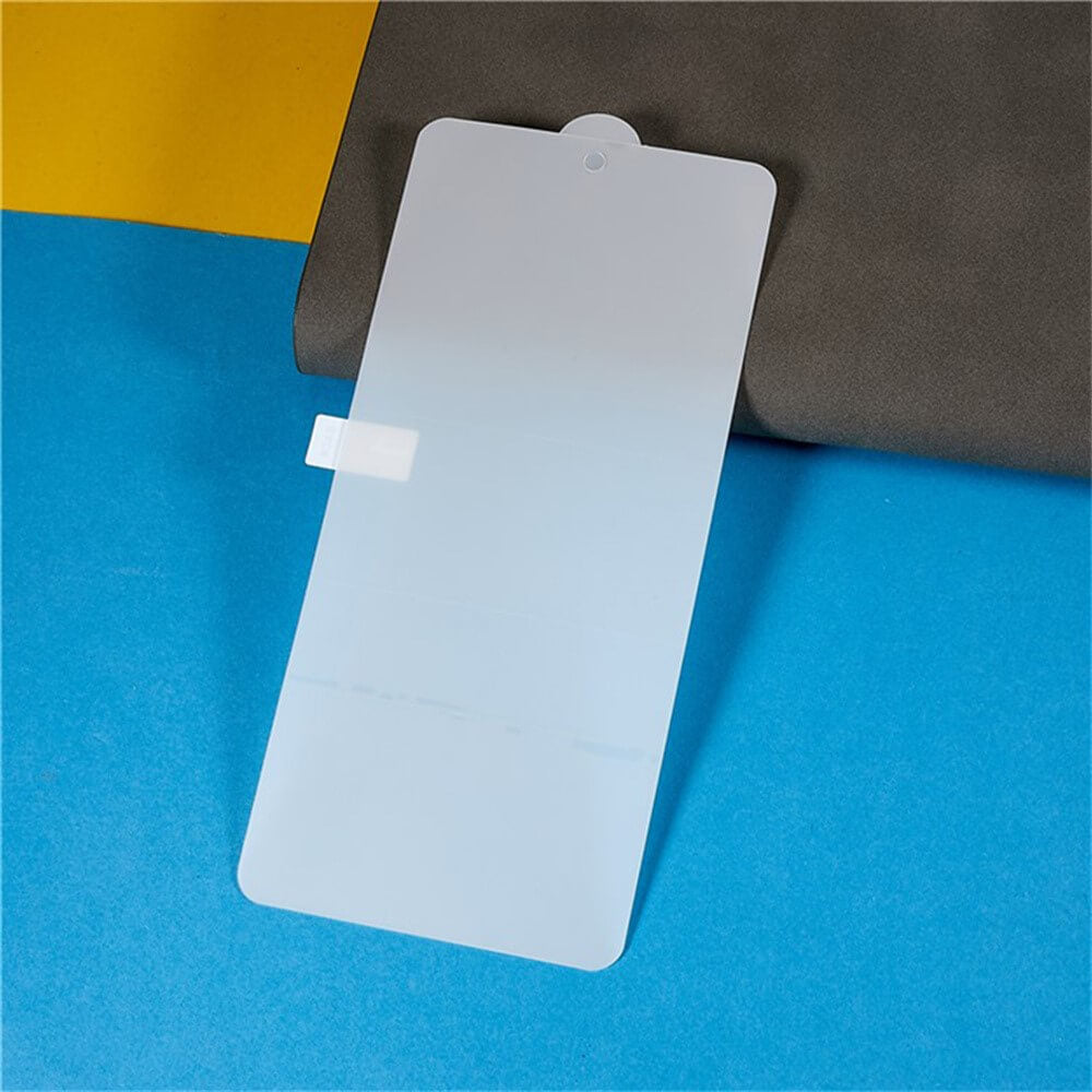 Die OnePlus 13 - Display Schutzfolie PET von Cover-Discount ist eine rechteckige Displayschutzfolie für das Handy auf blauem, gelbem und grauem Hintergrund.