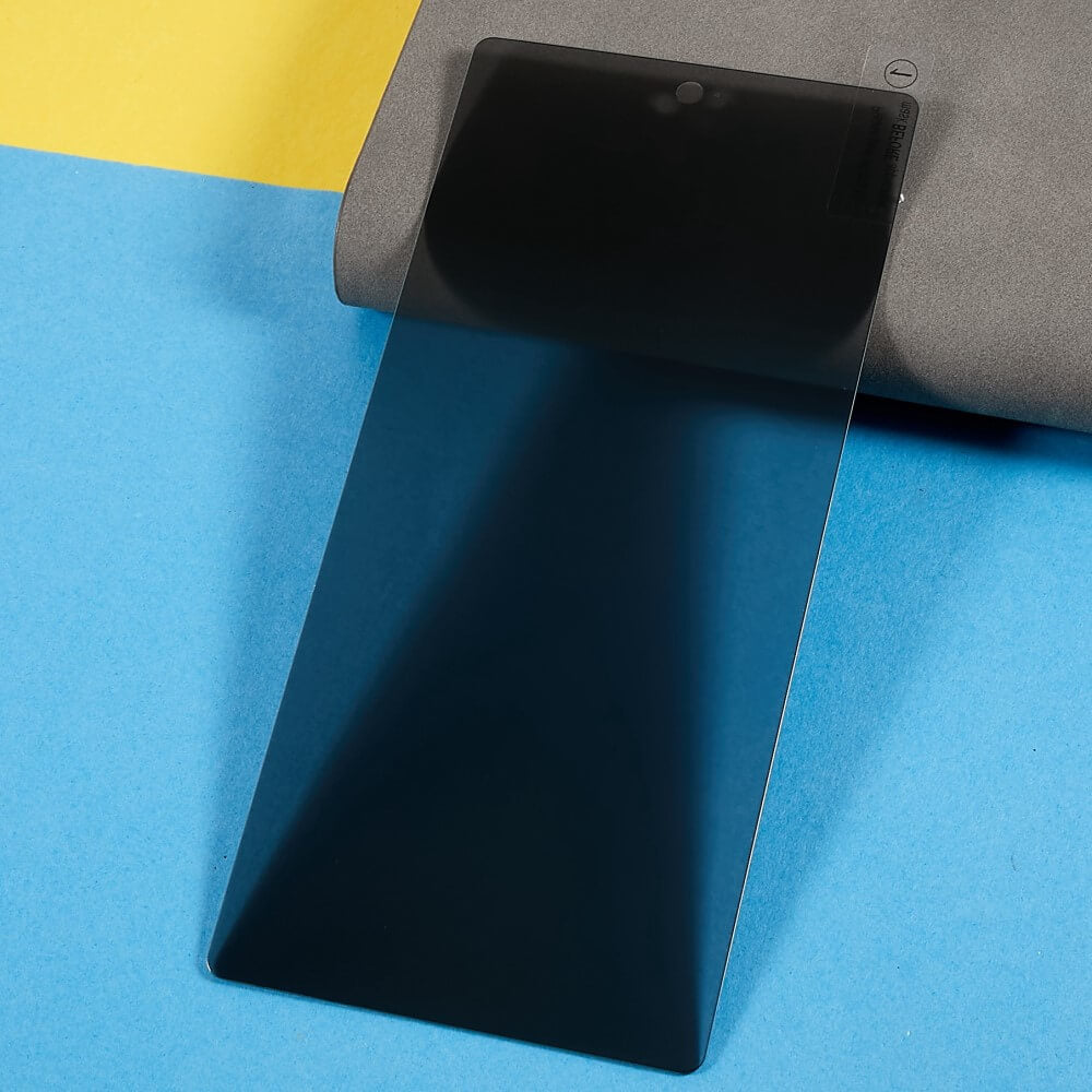 Ein 2er-Pack Panzerglas Display Privacy Anti-Spy-Displayschutzfolien von Cover-Discount für das Galaxy S25 Ultra liegt auf einem grauen, blauen und gelben Hintergrund.