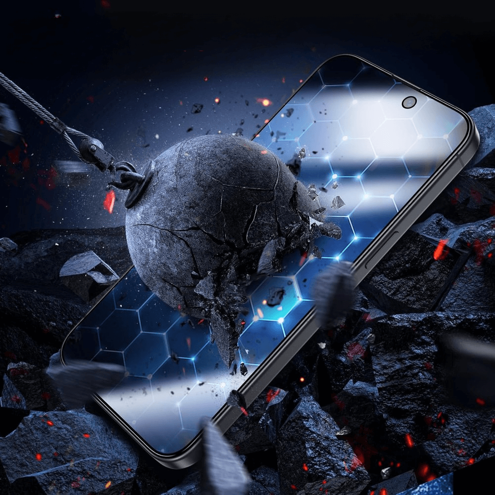 Eine Abrissbirne zerschmettert ein iPhone 15 Pro Max mit einem sechseckigen Bildschirmmuster, Trümmer fliegen herum – Präsentation des iPhone 15 Pro Max von Cover-Discount – 2 Stk. Panzerglas Display Privacy Anti-Spy für ultimativen Schutz.