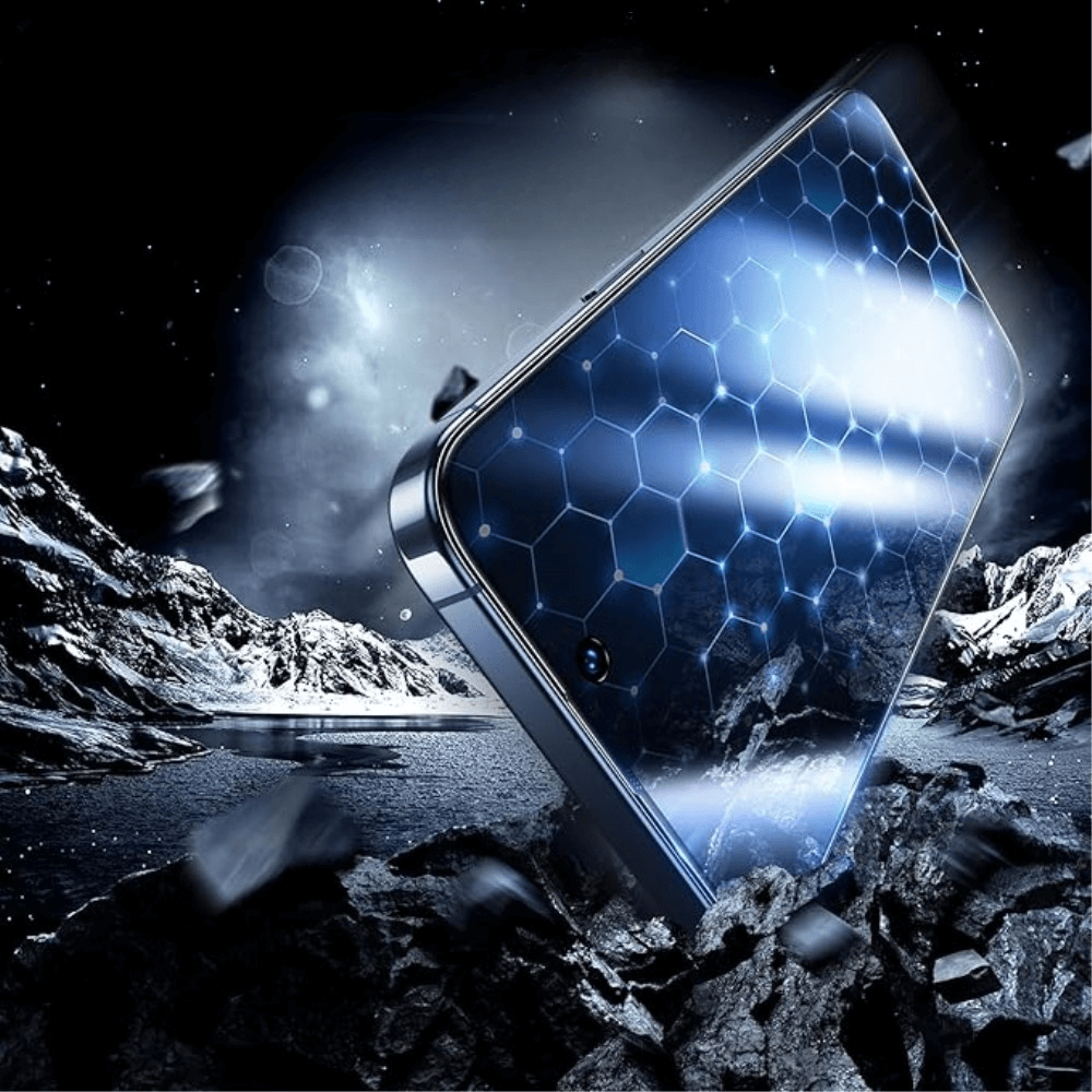 Das Cover-Discount iPhone 15 Pro Max – 2 Stk. Panzerglas Display Privacy Anti-Spy besticht durch sein sechseckiges Muster, seine Robustheit und seine starken Anti-Spionage-Funktionen vor der Kulisse einer felsigen Nachtberge.