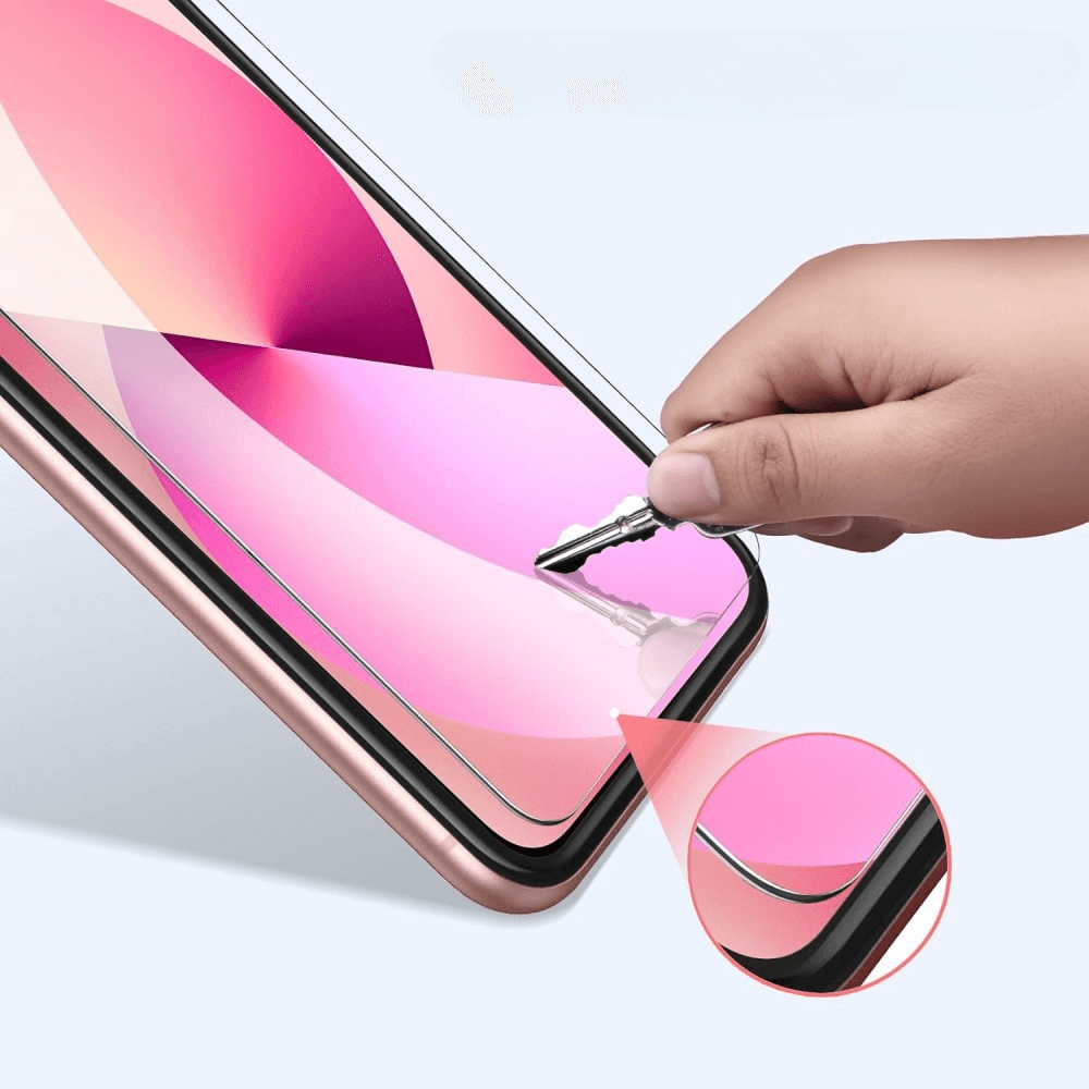 Eine Hand kratzt mit einem Schlüssel über den Bildschirm eines iPhone 16e und hebt in einer vergrößerten Ansicht die Cover-Discount iPhone 16e – 2 Stk. Panzerglas Display-Schutzhülle hervor.