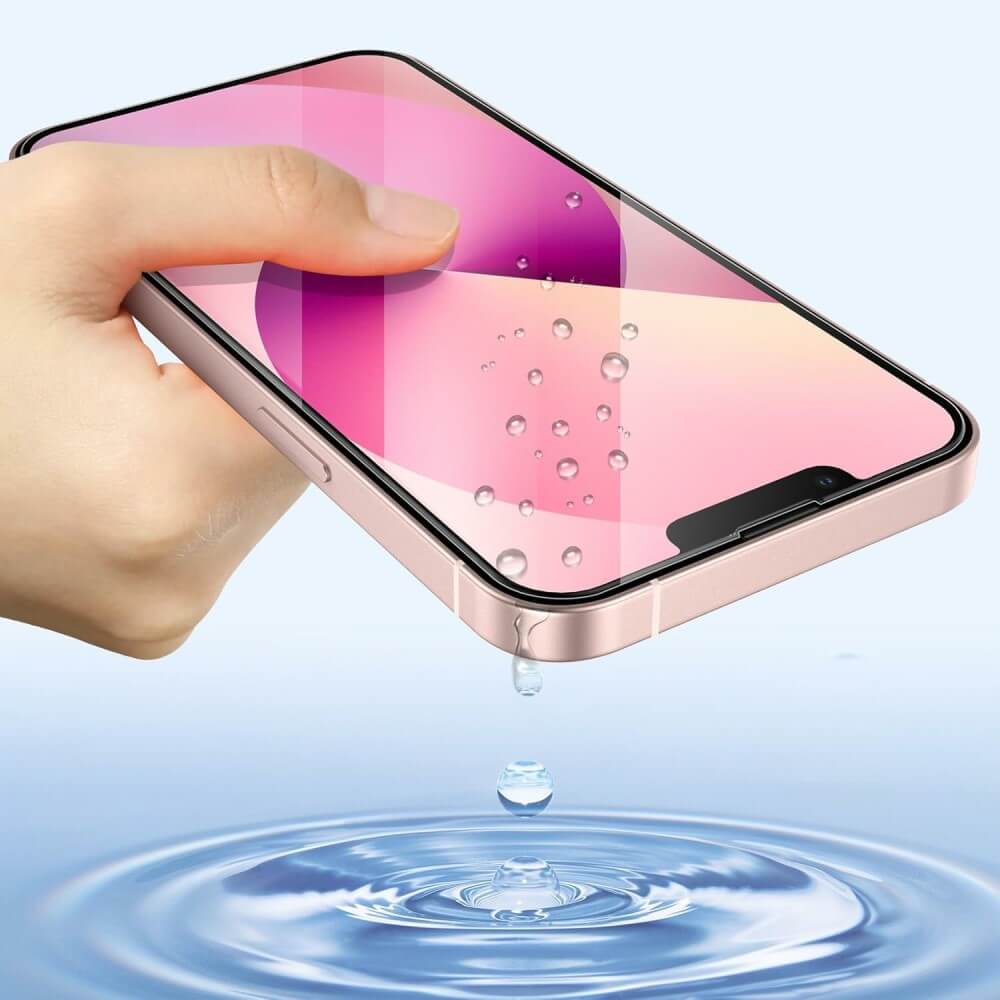 Eine Hand hält ein iPhone 16e über Wasser, Tropfen fallen von seinem Bildschirm, der durch das iPhone 16e – 2 Stk. Panzerglas-Display von Cover-Discount geschützt ist.