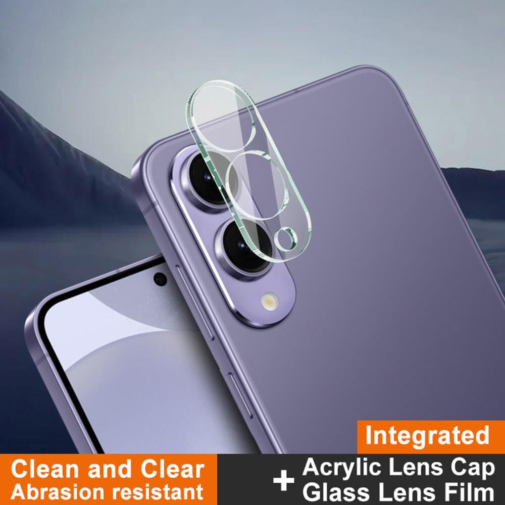 Auf der Dual-Rückkamera des violetten Telefons sind die Acryl-Objektivkappe und der Glasschutz der IMAK Panzerglas Kamera des Imak Galaxy S25 Edge zu sehen.