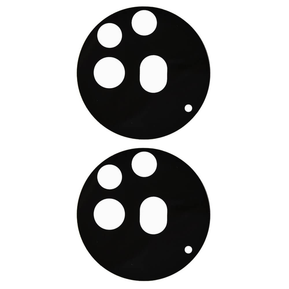 Zwei schwarze Kreisformen mit jeweils unterschiedlich angeordneten Aussparungen stellen das Cover-Discount Nothing Phone (3a) Pro – 2 Stk. Panzerglas Kamera dar, das für präzisen Linsenschutz entwickelt wurde.