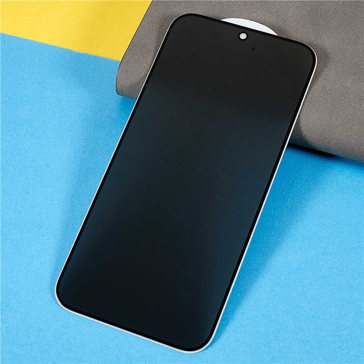 Ein CMF Phone 2 Pro mit einem schwarzen Bildschirm ruht auf einem blauen, gelben und grauen Hintergrund, geschützt durch das Cover-Discount Panzerglas Display Privacy Anti-Spy.