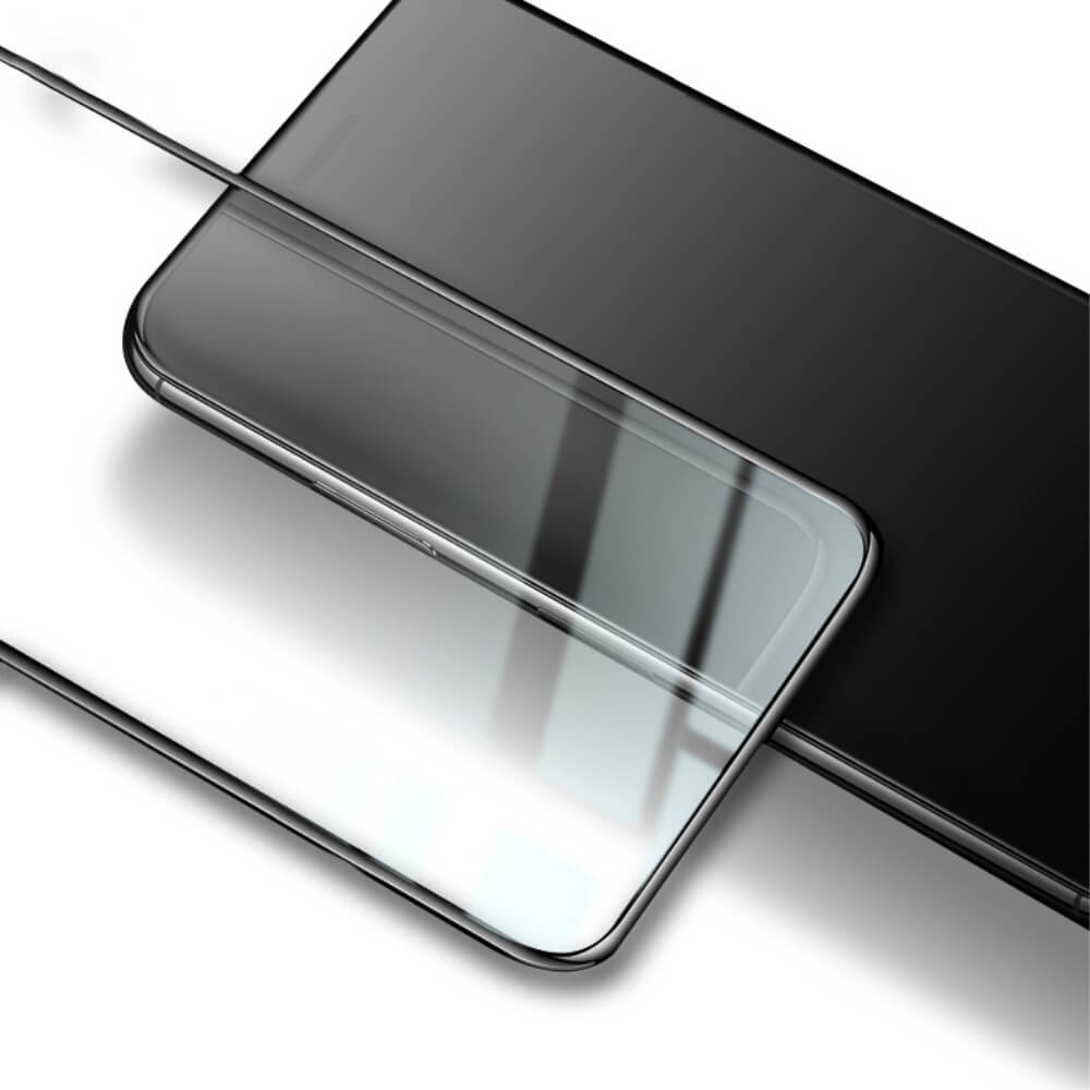 Ein Imak Panzerglas Display-Displayschutz ist über einem schwarzen Xiaomi Poco X6 Pro Smartphone auf weißem Hintergrund angebracht.