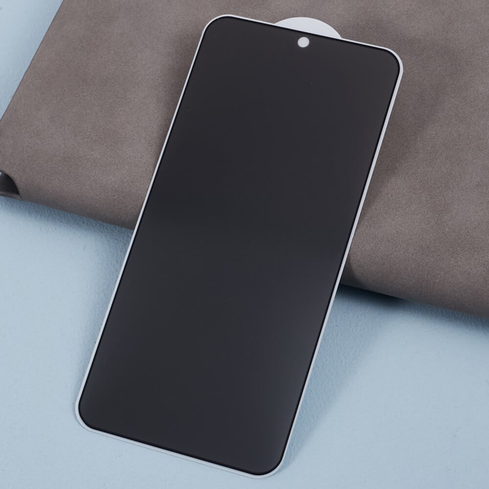 Ein durch Panzerglas Display Privacy Anti-Spy von Cover-Discount geschütztes Galaxy S25 Edge / S25+ / S24+ Plus liegt auf einem grauen Tuch über einer hellblauen Oberfläche und schützt so den Bildschirm.