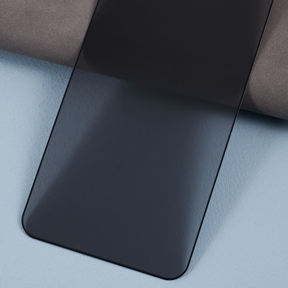 Nahaufnahme eines Panzerglas Display Privacy Anti-Spy-Displayschutzes von Cover-Discount für das Galaxy S25 Edge / S25+ / S24+ Plus auf einer blau-grauen Oberfläche, der für verbesserten Sichtschutz auf dem Bildschirm sorgt.