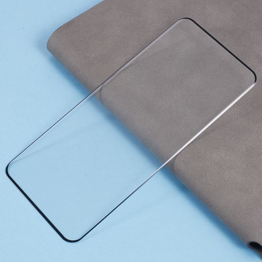 Ein Panzerglas-Schutzfolie-Display von Cover-Discount für Xiaomi Redmi Note 14 Pro 5G / Pro+ Plus / Poco X7 liegt auf gefaltetem grauem Stoff vor blauem Hintergrund und unterstreicht die Klarheit des gehärteten Glases.