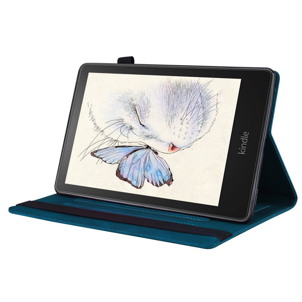 Ein Kindle Paperwhite 2024 im Cover-Discount Etui mit Kartenfächern in Blau zeigt die Illustration eines schlafenden Tieres mit einem blauen Schmetterling.