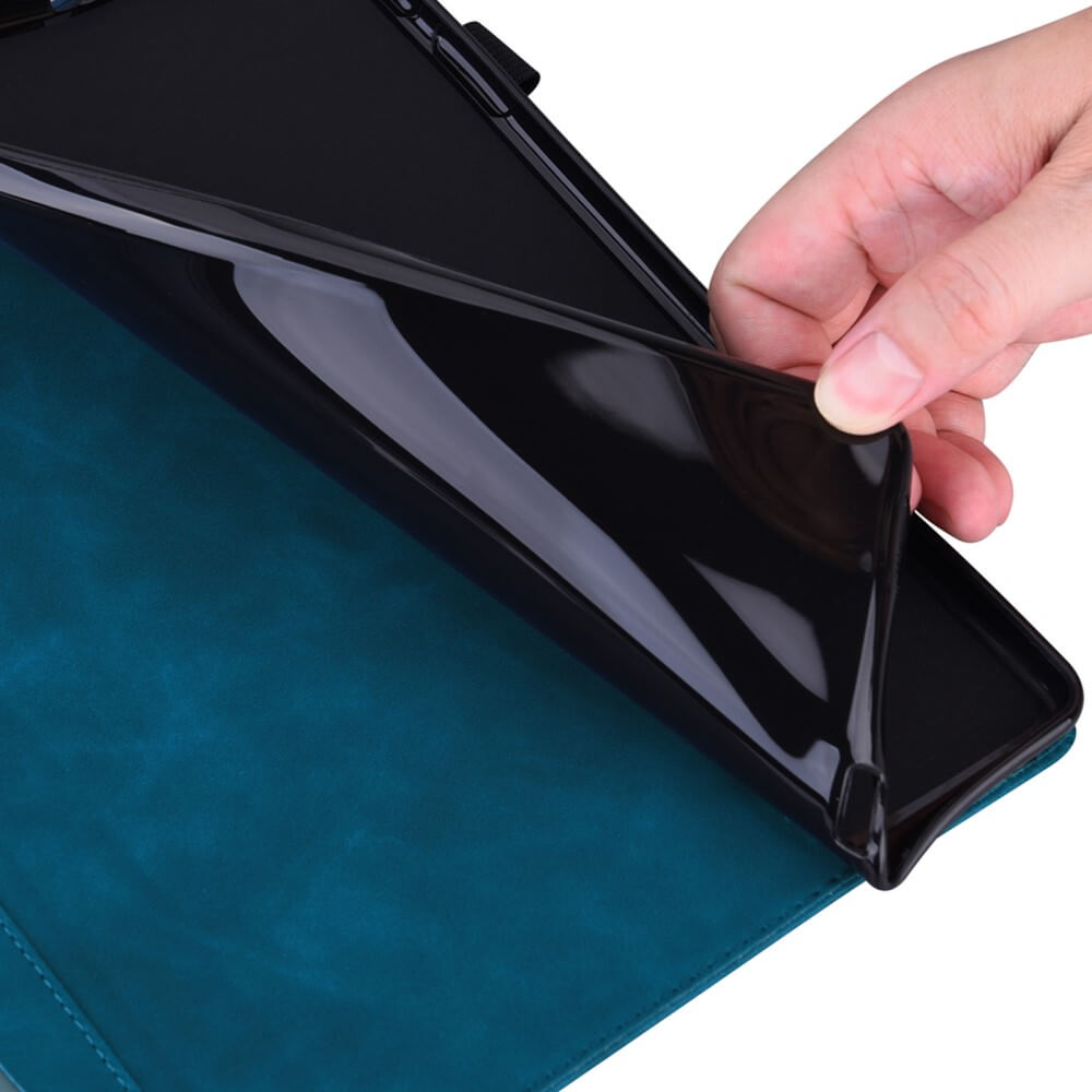 Eine Hand hebt die biegsame schwarze Ecke eines Cover-Discount Kindle Paperwhite 2024 - Etui mit Kartenfächern an und enthüllt ein tealfarbenes Cover - ideal als stylische und praktische Kindle Schutzhülle.