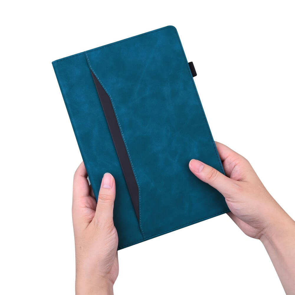 Zwei Hände halten ein tealfarbenes Cover-Discount Kindle Paperwhite 2024 - Etui mit Kartenfächern, das mit einer diagonalen Fronttasche ausgestattet ist - ideal als stylische Hülle.