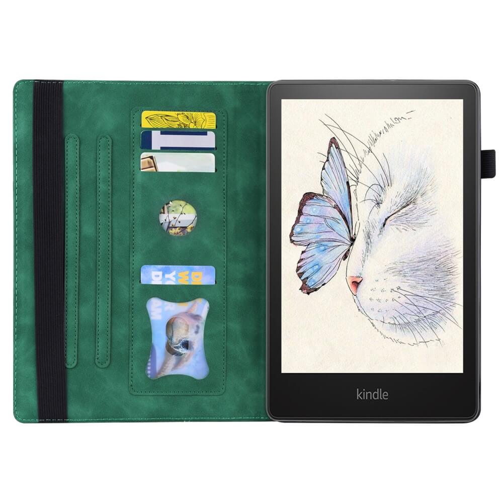 Ein Kindle Paperwhite 2024 im grünen Cover-Discount Kunstleder Etui mit Kartenfächern, verziert mit einer Zeichnung von Katze und Schmetterling.