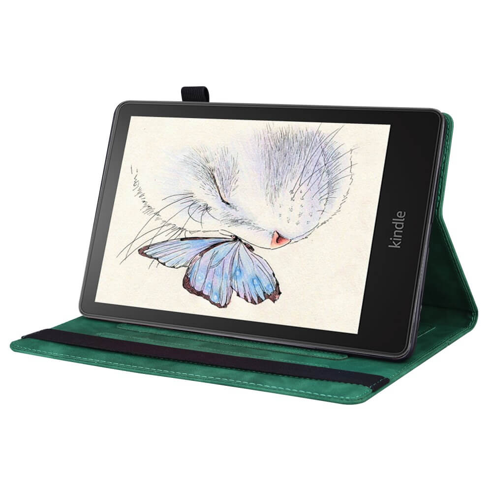Ein Kindle Paperwhite 2024 in einem grünen Kunstleder-Etui mit Kartenfächern von Cover-Discount zeigt eine Zeichnung eines Hasen und eines blauen Schmetterlings.