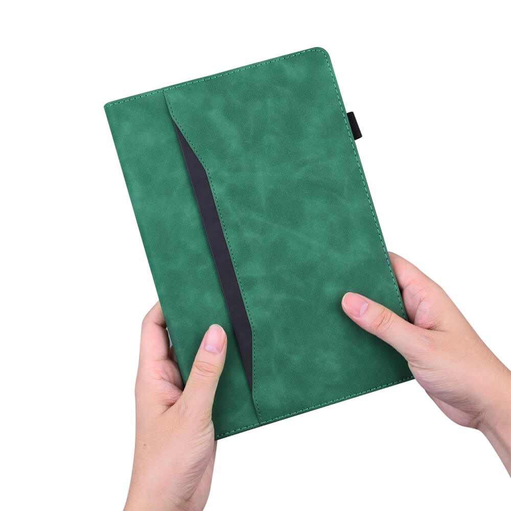 Hände, die ein geschlossenes grünes Cover-Discount Kindle Paperwhite 2024 - Etui mit Kartenfächern halten, mit einem schlanken schwarzen diagonalen Akzent und stilvollem Kunstleder-Design.