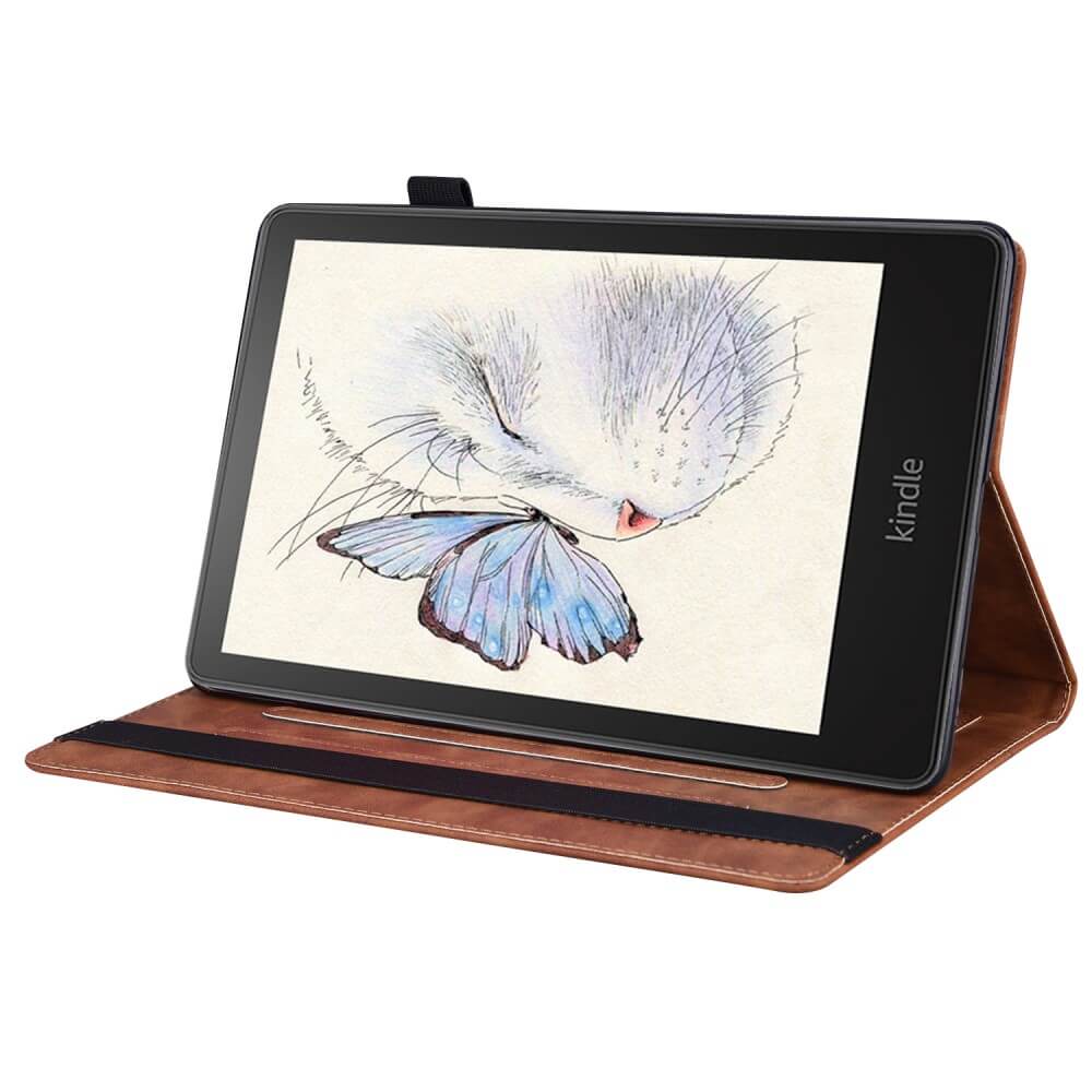 Ein Kindle Paperwhite 2024 mit Cover-Discount Etui mit Kartenfächern in Braun zeigt eine Zeichnung einer Katze, die einen blauen Schmetterling berührt.