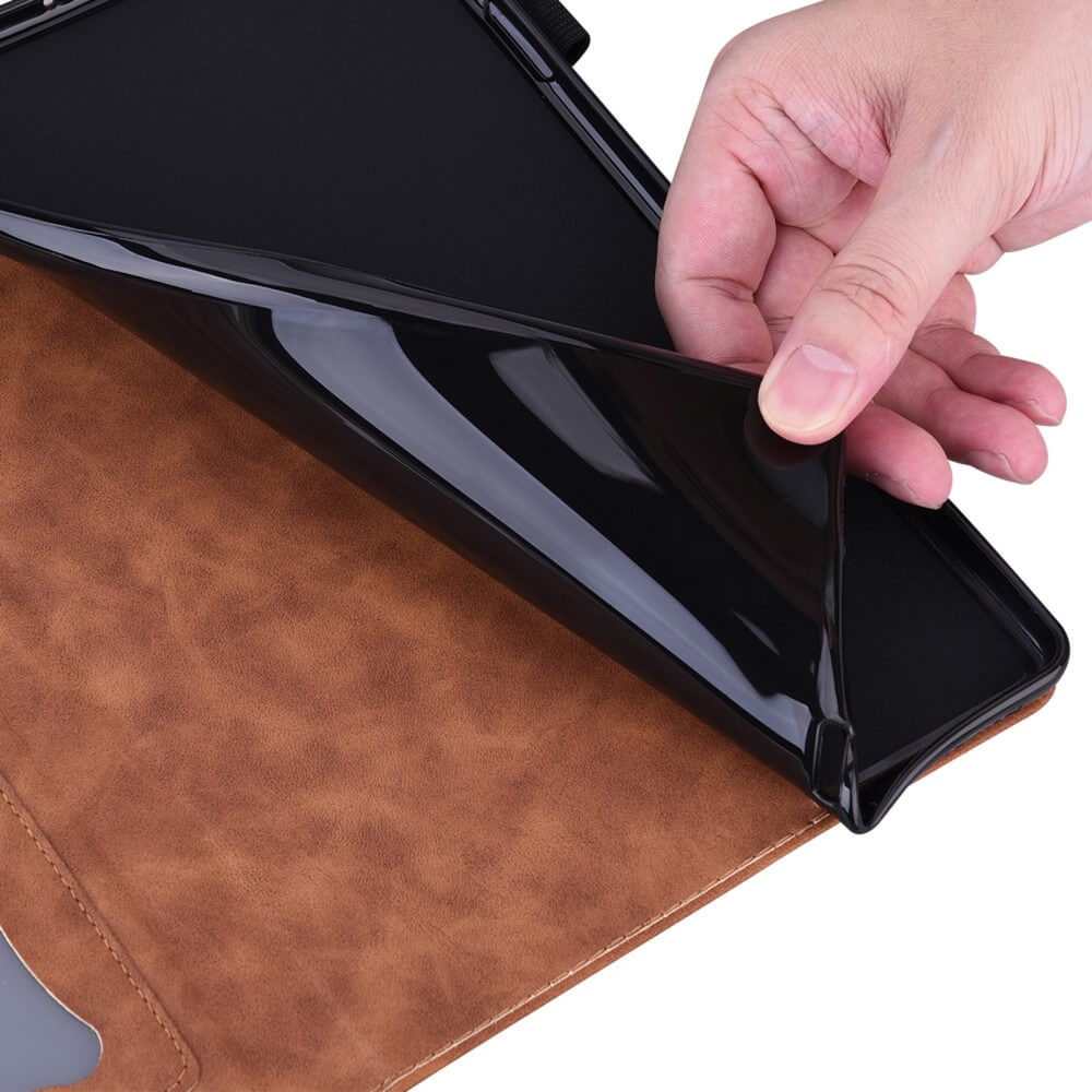Eine Hand hebt eine flexible schwarze Hülle an, die am Cover-Discount Kindle Paperwhite 2024 - Etui mit Kartenfächer befestigt ist, und zeigt das stilvolle Kunstleder-Design.