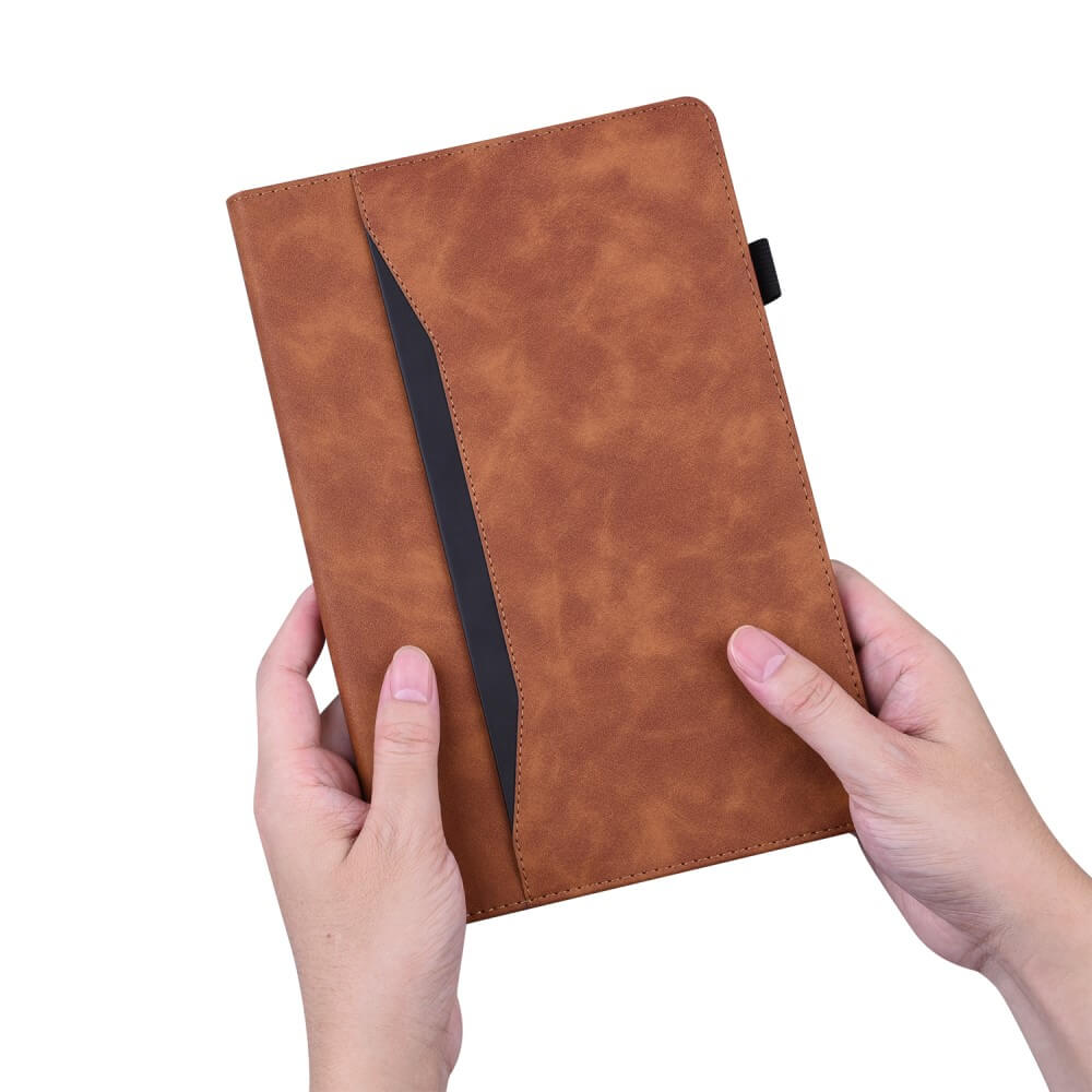 Hände, die ein braunes Cover-Discount Kindle Paperwhite 2024 - Etui mit Kartenfächern halten, mit einem stilvollen schwarzen Diagonalakzent.