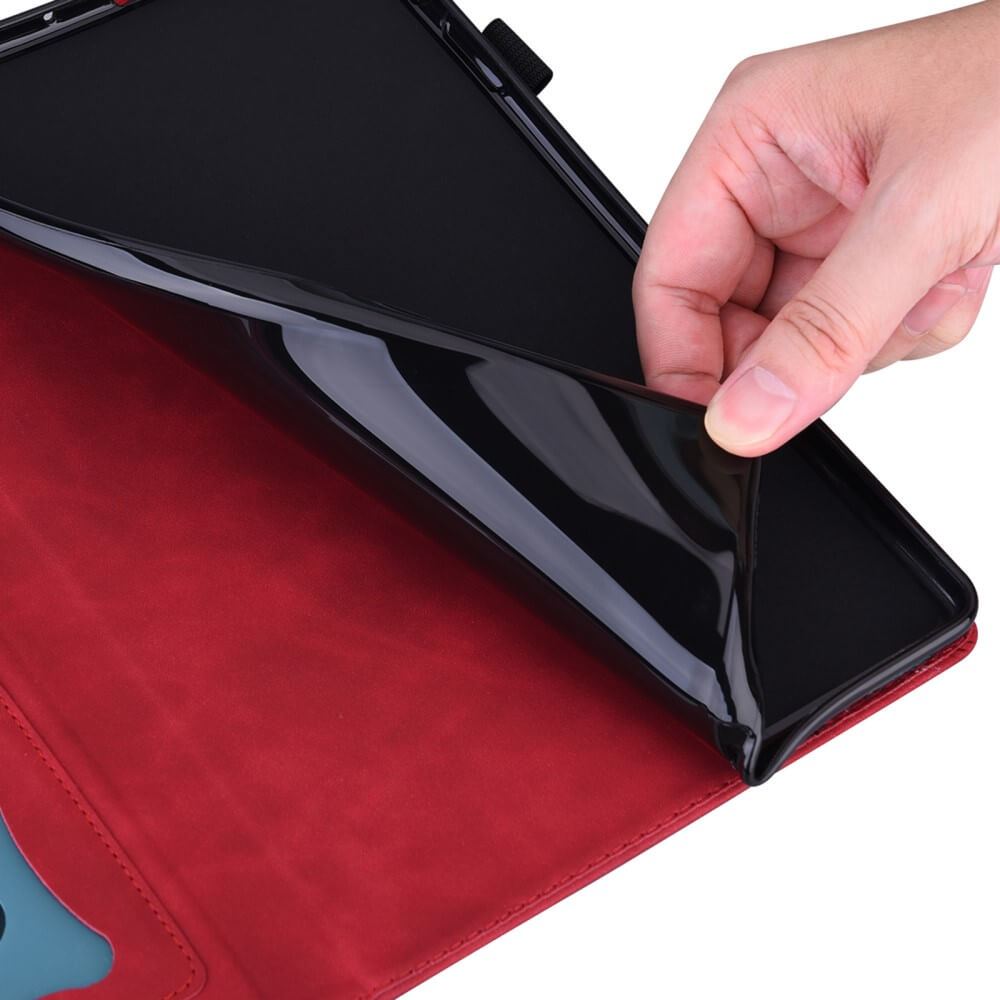 Eine Hand hebt die flexible schwarze Innenhülle des roten Cover-Discount Kindle Paperwhite 2024 - Etui mit Kartenfächern an und unterstreicht damit dessen stilvolles und schützendes Design.