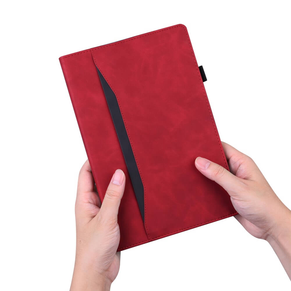 Zwei Hände halten ein rotes Cover-Discount Kindle Paperwhite 2024 - Etui mit Kartenfächern, das einen diagonalen schwarzen Akzent aufweist; perfekt als stilvolle Hülle oder Schutzhülle.