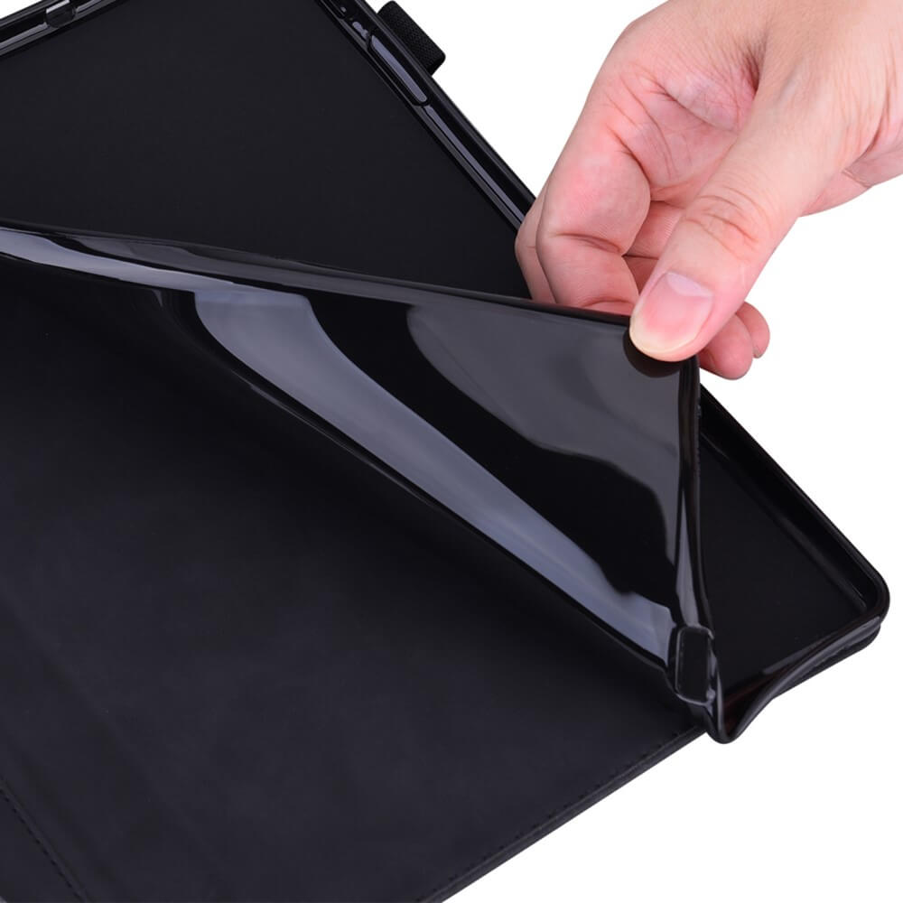 Eine Hand hebt die flexible Hülle eines schwarzen Cover-Discount Kindle Paperwhite 2024 - Etui mit Kartenfächer an und enthüllt ein schlankes Tablet.