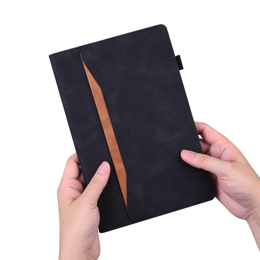 Zwei Hände halten einen Kindle Paperwhite 2024 - Etui mit Kartenfächer von Cover-Discount, schwarz mit brauner Diagonaltasche auf dem Cover - stilvoller und praktischer Schutz für Ihr Gerät.