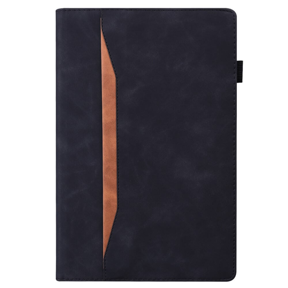Das Cover-Discount Kindle Paperwhite 2024 Etui mit Kartenfächern verfügt über ein geschlossenes schwarzes Design mit einem diagonalen braunen Akzent, einer seitlichen Stiftschlaufe und einem eleganten Kunstleder-Look, perfekt für stilvollen Schutz.